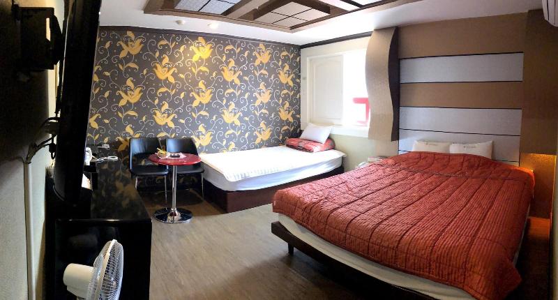 Public Hotel image