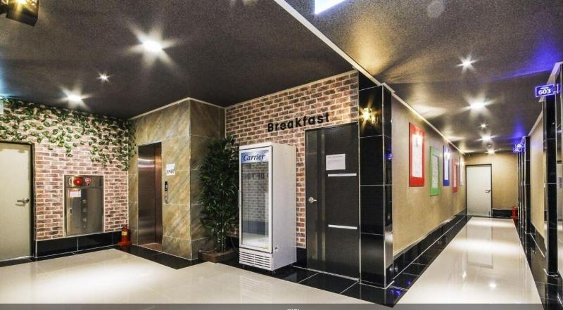 Goldenroot Hotel In Gimhae image
