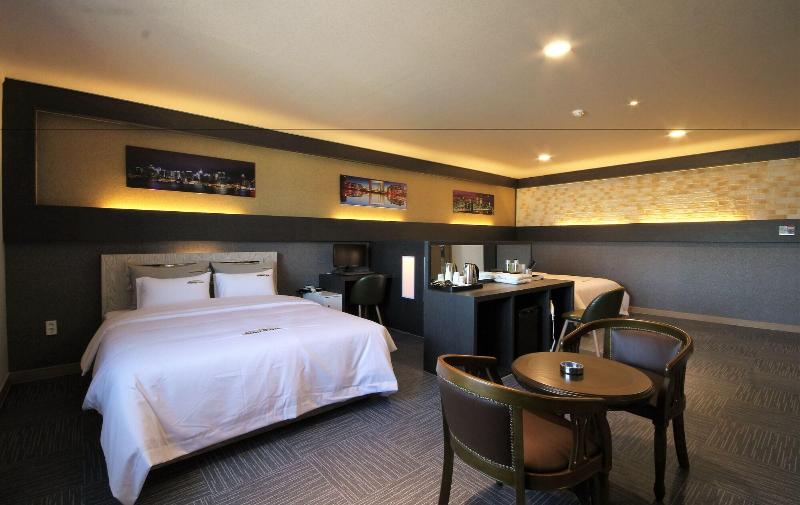 Goldenroot Hotel In Gimhae image