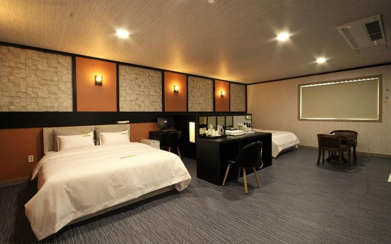 Goldenroot Hotel In Gimhae image