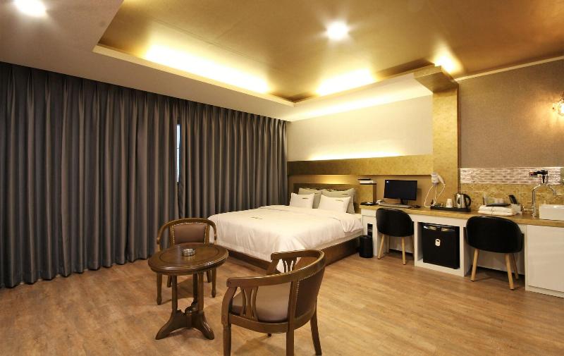 Goldenroot Hotel In Gimhae image
