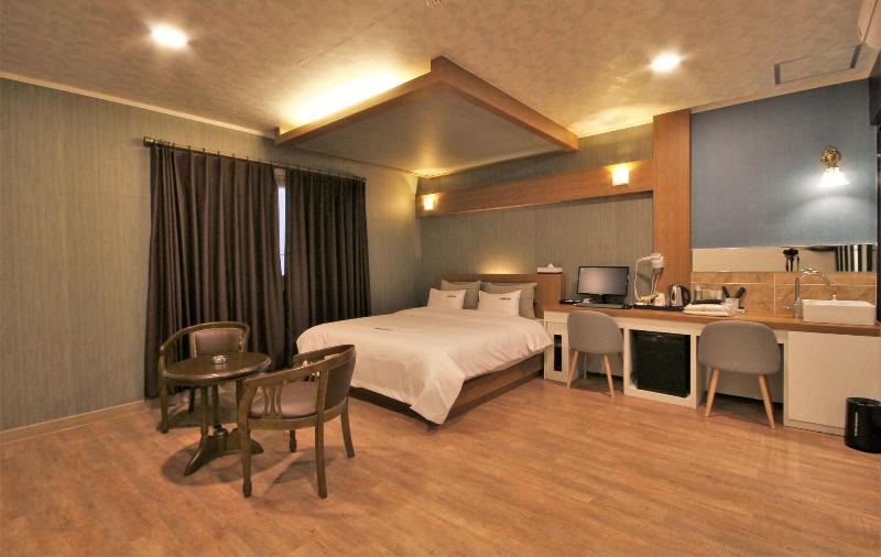 Goldenroot Hotel In Gimhae image