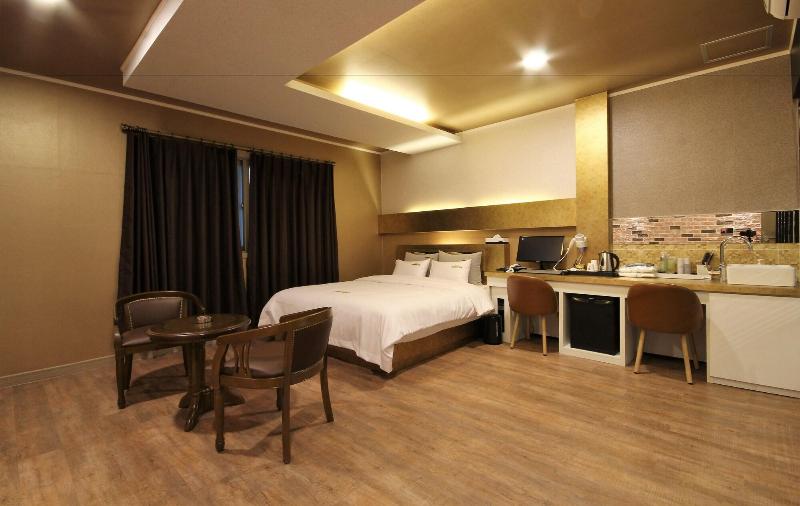 Goldenroot Hotel In Gimhae image