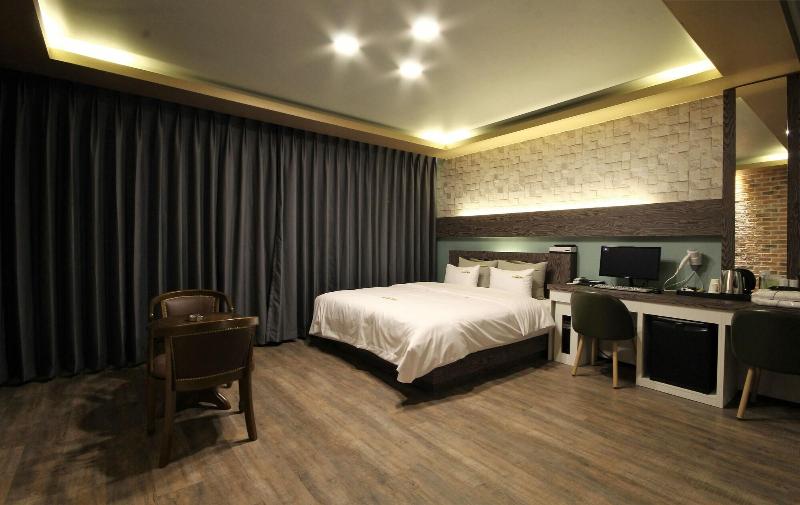 Goldenroot Hotel In Gimhae image