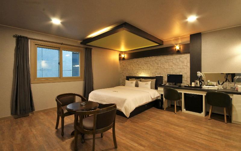 Goldenroot Hotel In Gimhae image