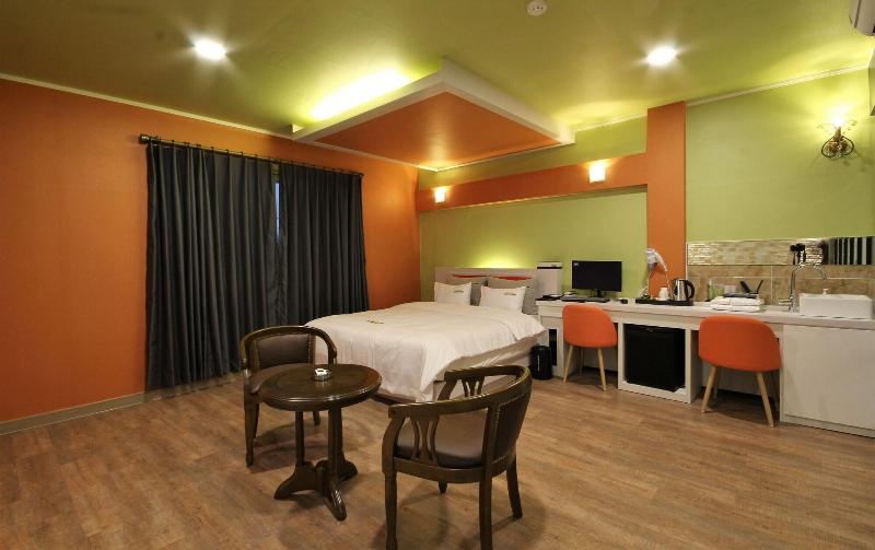 Goldenroot Hotel In Gimhae image