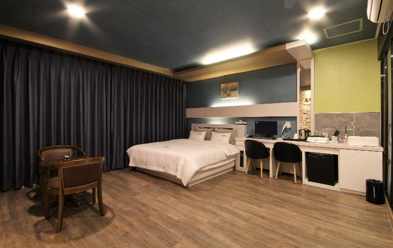 Goldenroot Hotel In Gimhae image