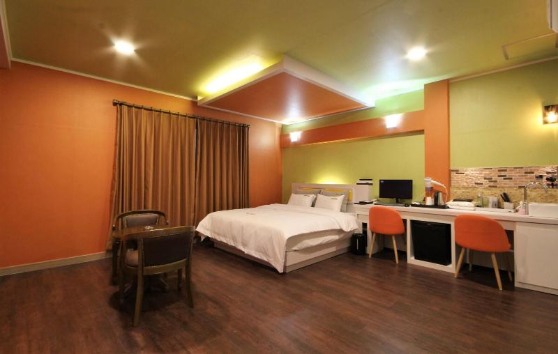 Goldenroot Hotel In Gimhae image