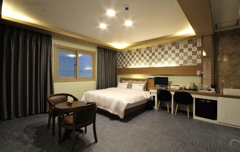 Goldenroot Hotel In Gimhae image