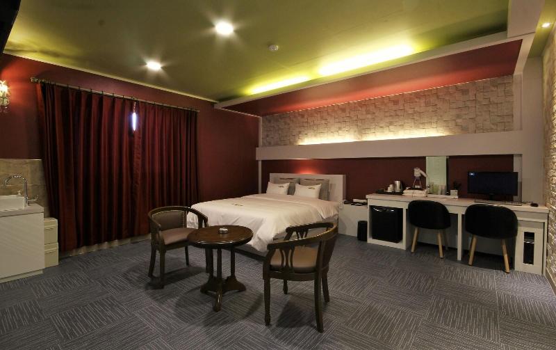 Goldenroot Hotel In Gimhae image