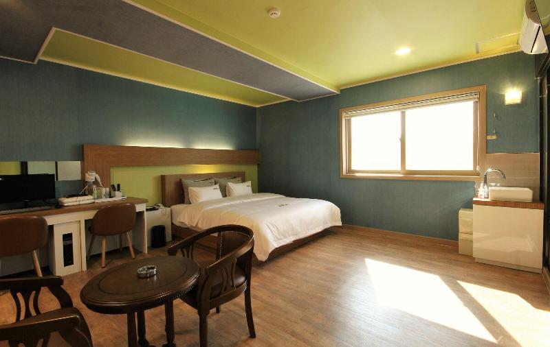 Goldenroot Hotel In Gimhae image