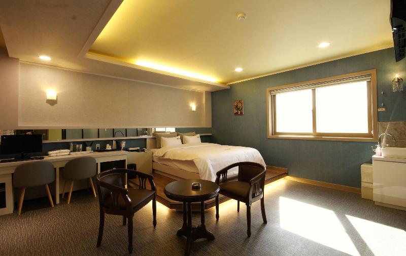 Goldenroot Hotel In Gimhae image
