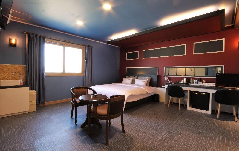 Goldenroot Hotel In Gimhae image