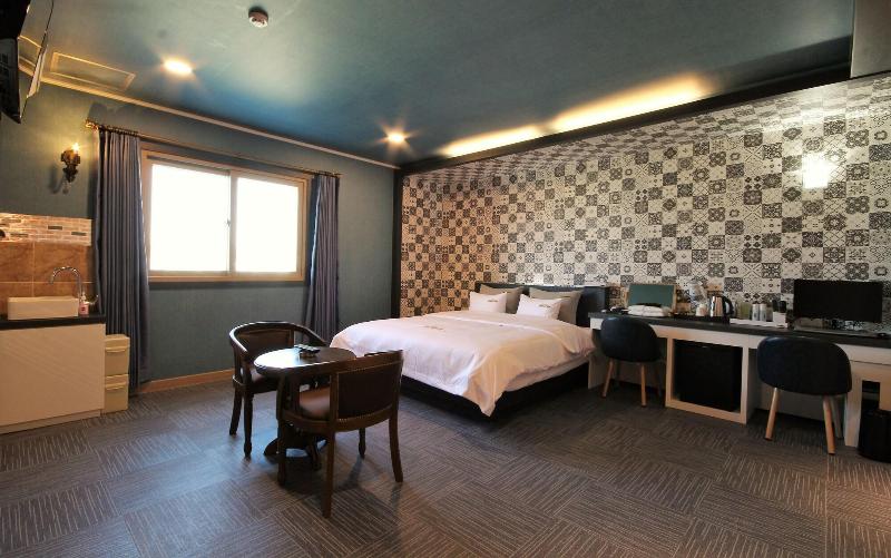 Goldenroot Hotel In Gimhae image
