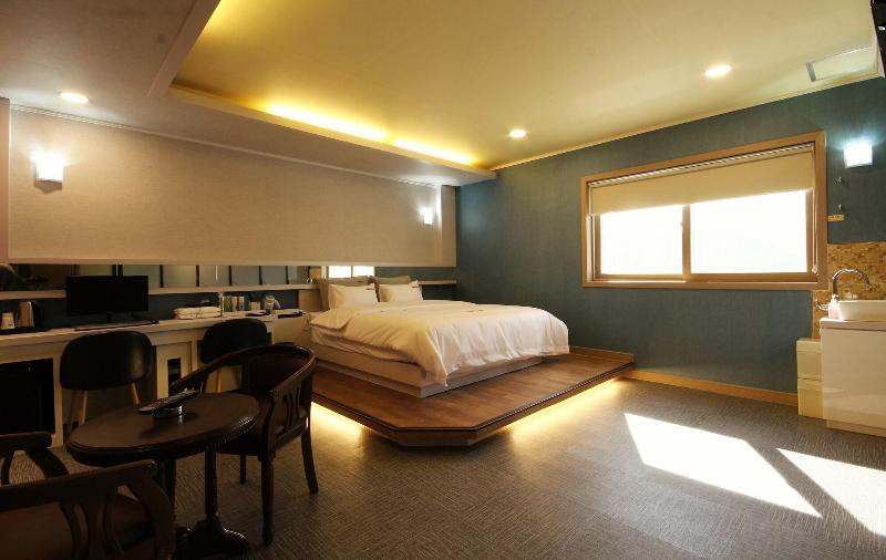 Goldenroot Hotel In Gimhae image