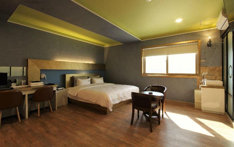 Goldenroot Hotel In Gimhae image