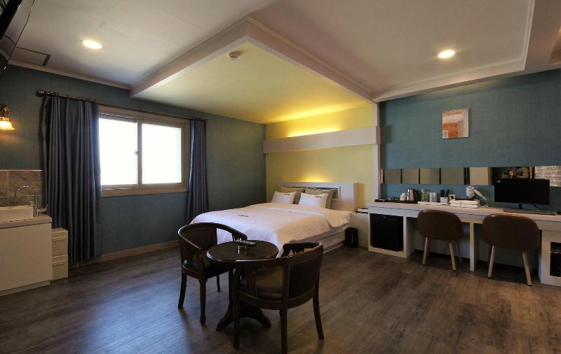 Goldenroot Hotel In Gimhae image