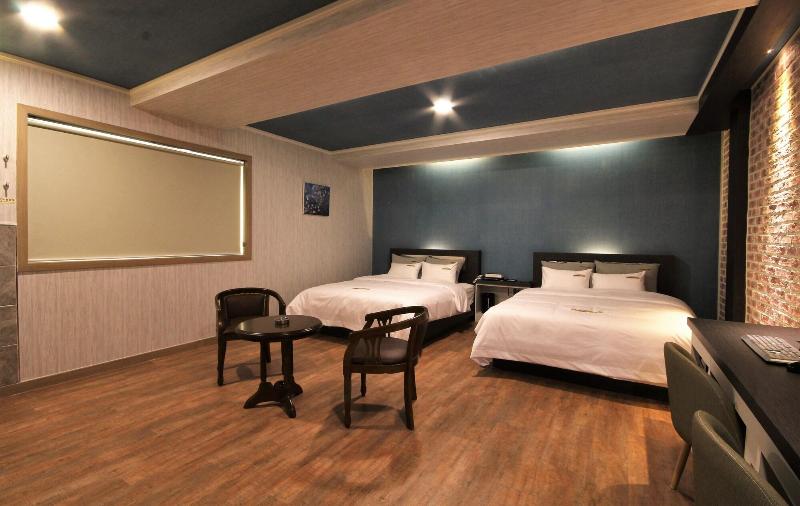 Goldenroot Hotel In Gimhae image