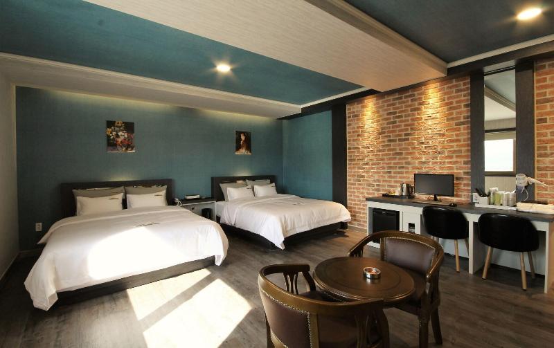 Goldenroot Hotel In Gimhae image