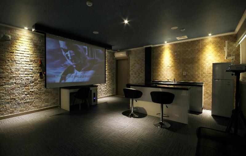 Goldenroot Hotel In Gimhae image