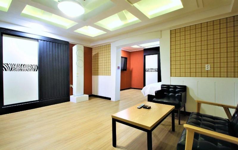 Instar Hotel Yangsan image