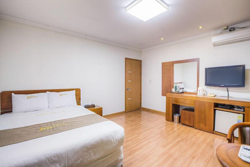 Lighthouse Hotel image
