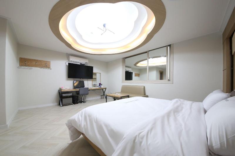 Eco Hotel image
