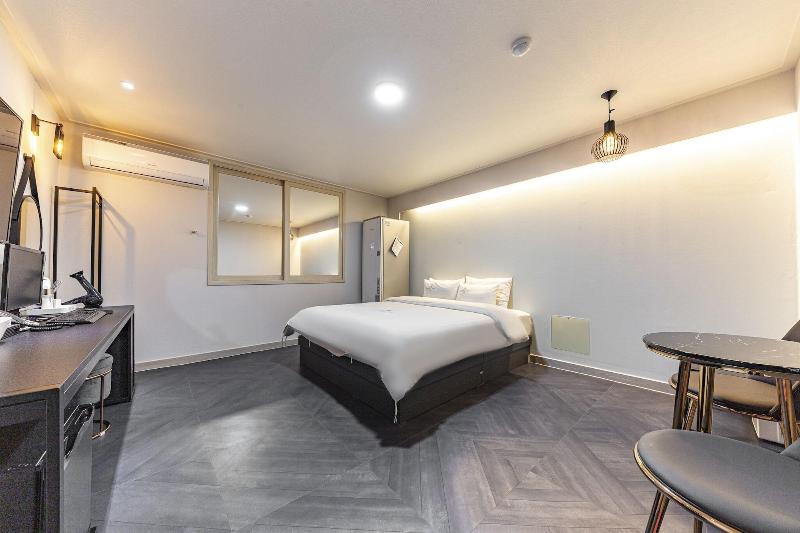 VIP Hotel Mok-po image