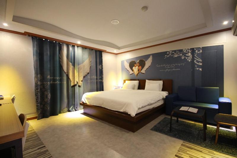 Hotel New Evergreen image