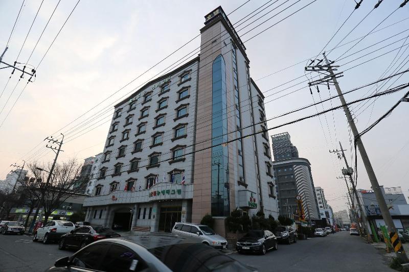Hotel New Evergreen image