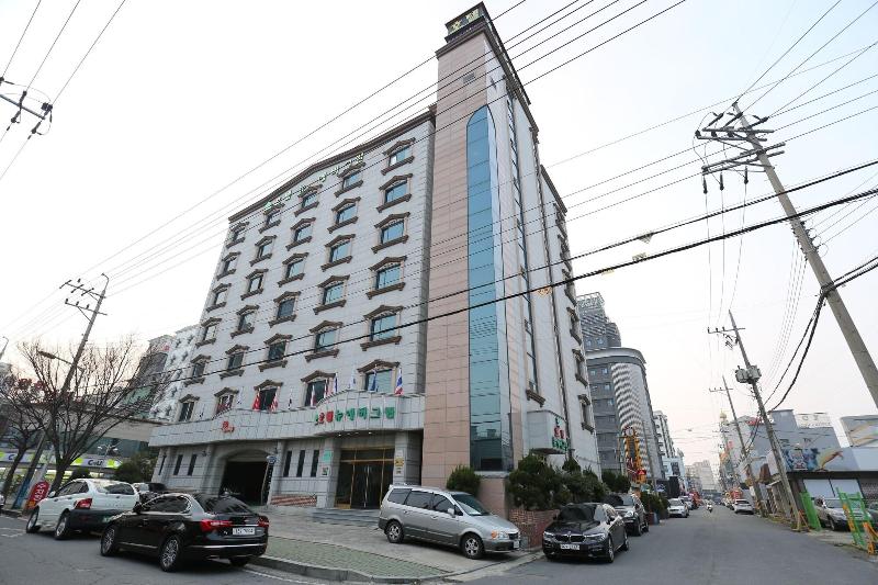 Hotel New Evergreen image