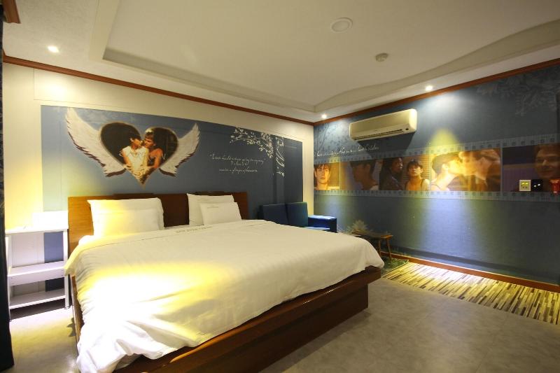 Hotel New Evergreen image