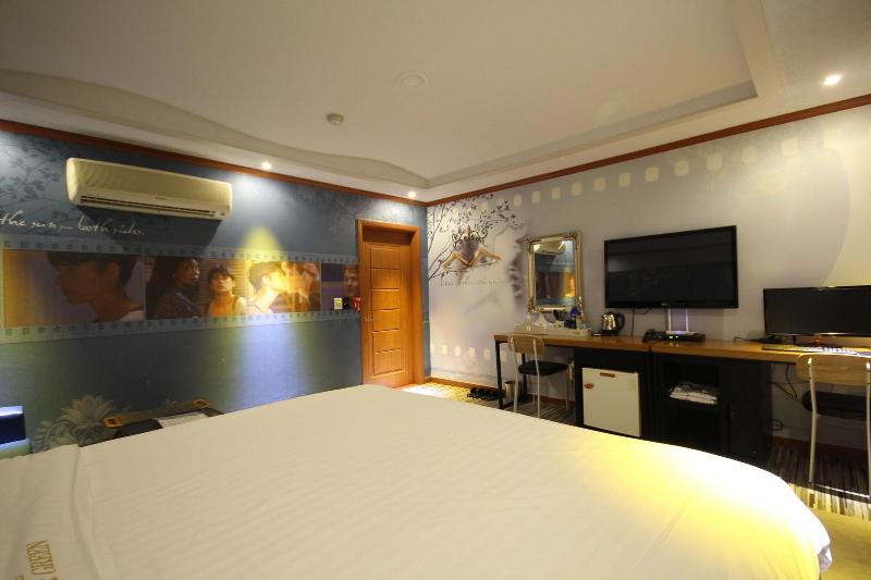 Hotel New Evergreen image