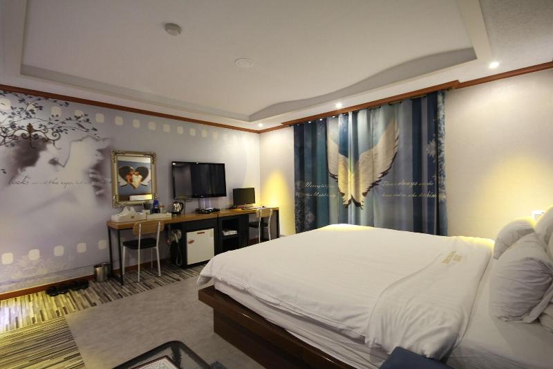Hotel New Evergreen image