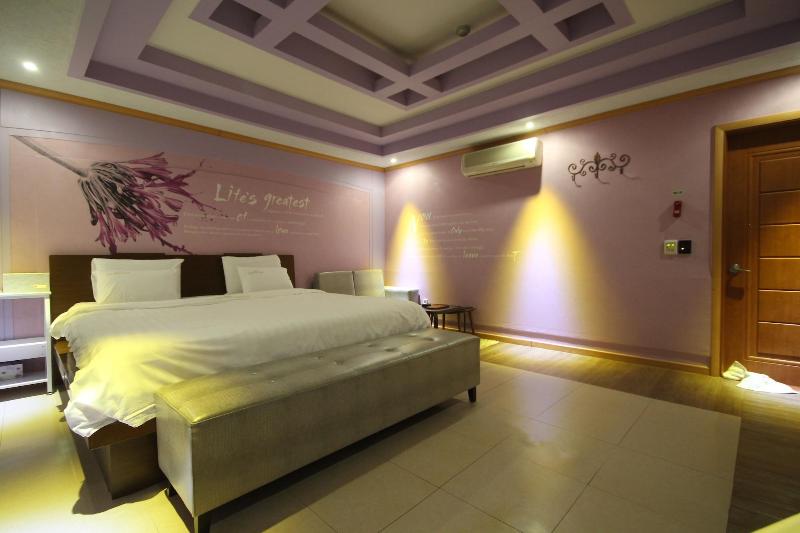 Hotel New Evergreen image
