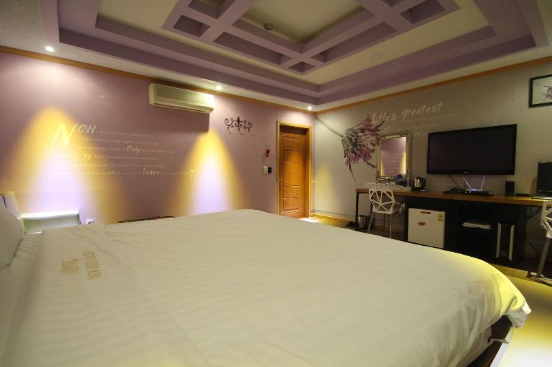 Hotel New Evergreen image