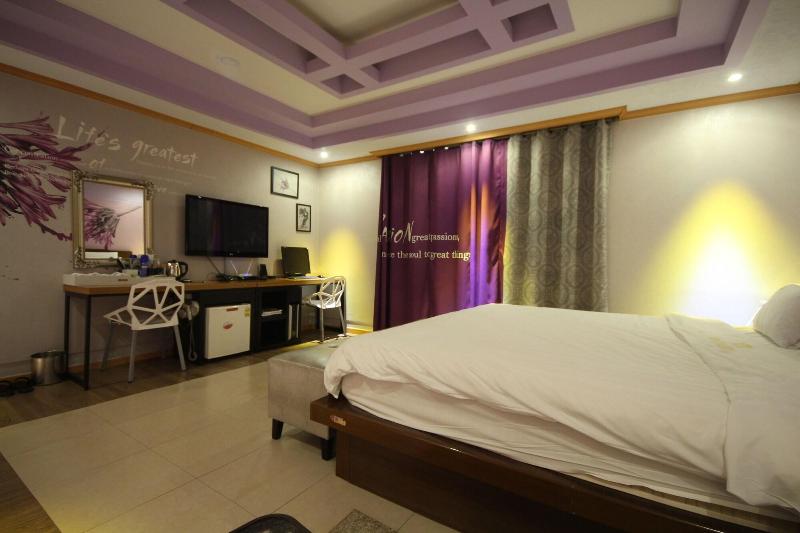 Hotel New Evergreen image