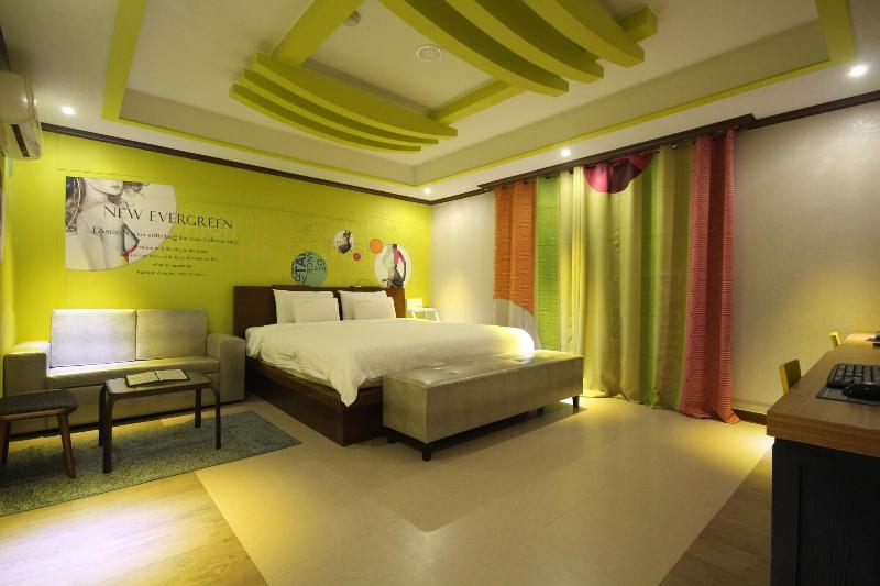 Hotel New Evergreen image