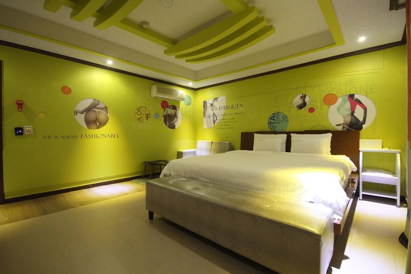Hotel New Evergreen image