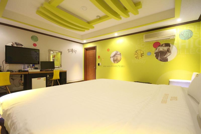Hotel New Evergreen image
