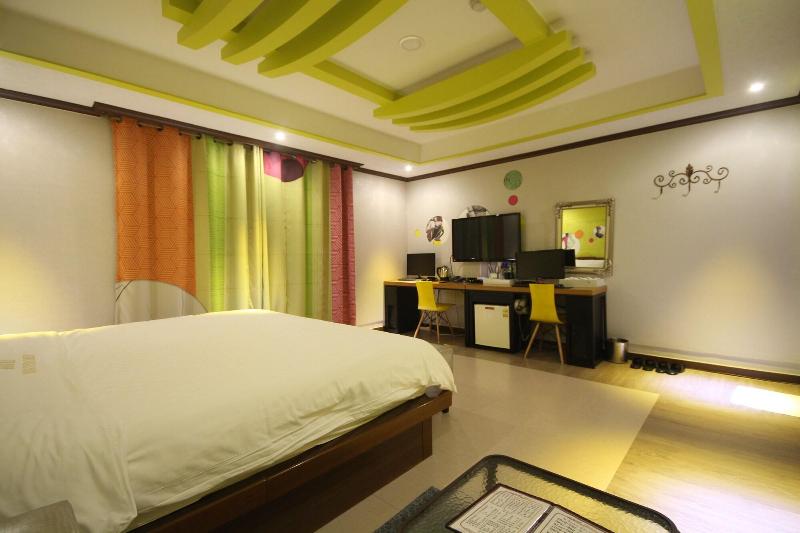Hotel New Evergreen image