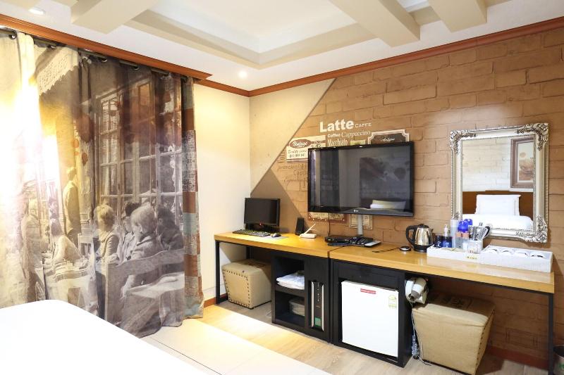Hotel New Evergreen image