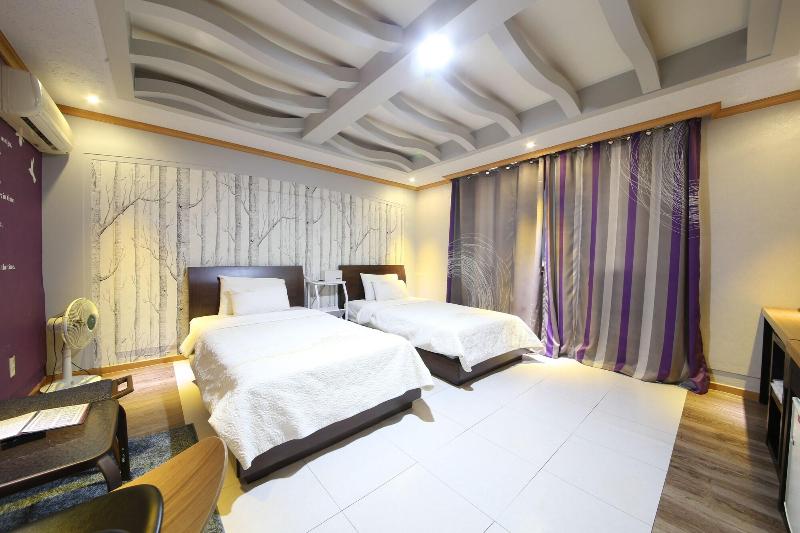 Hotel New Evergreen image