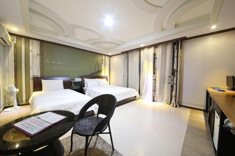 Hotel New Evergreen image