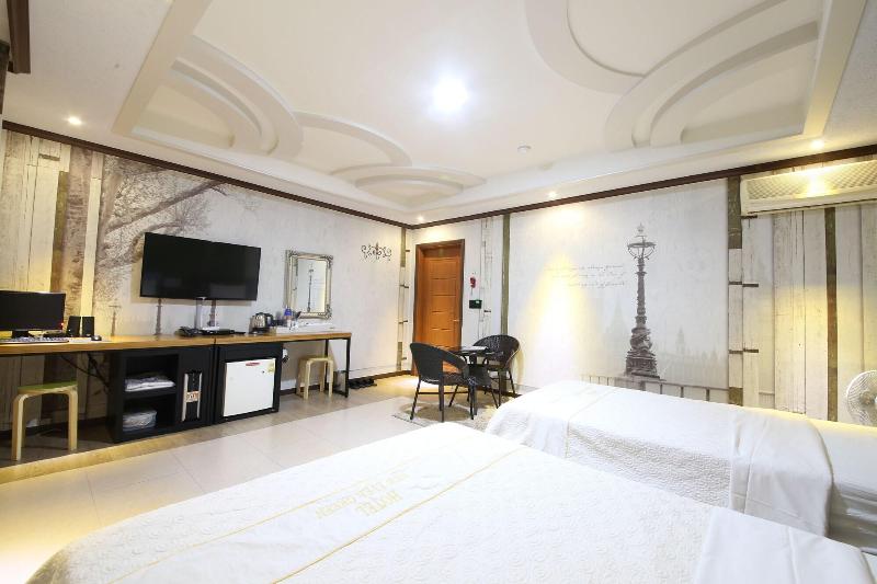 Hotel New Evergreen image