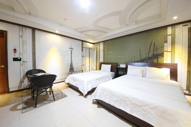 Hotel New Evergreen image