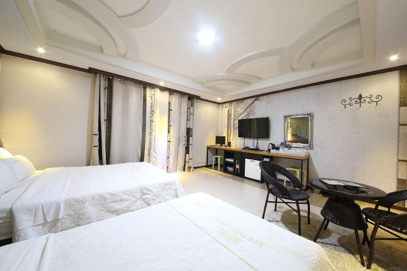Hotel New Evergreen image