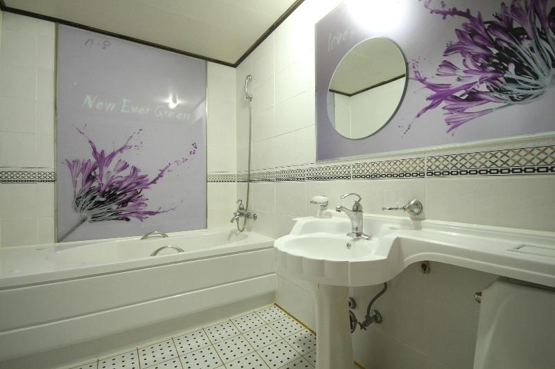 Hotel New Evergreen image