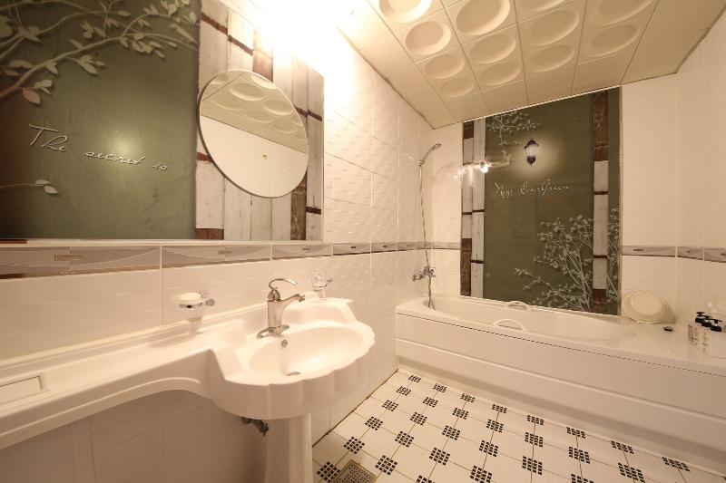 Hotel New Evergreen image