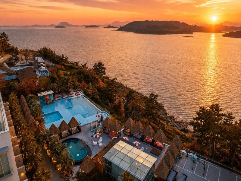 La Terrace Club Hotel & Villa image